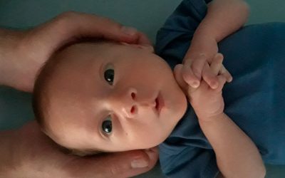 O meu bebê está com cólicas e refluxo… Como posso ajudá-lo?